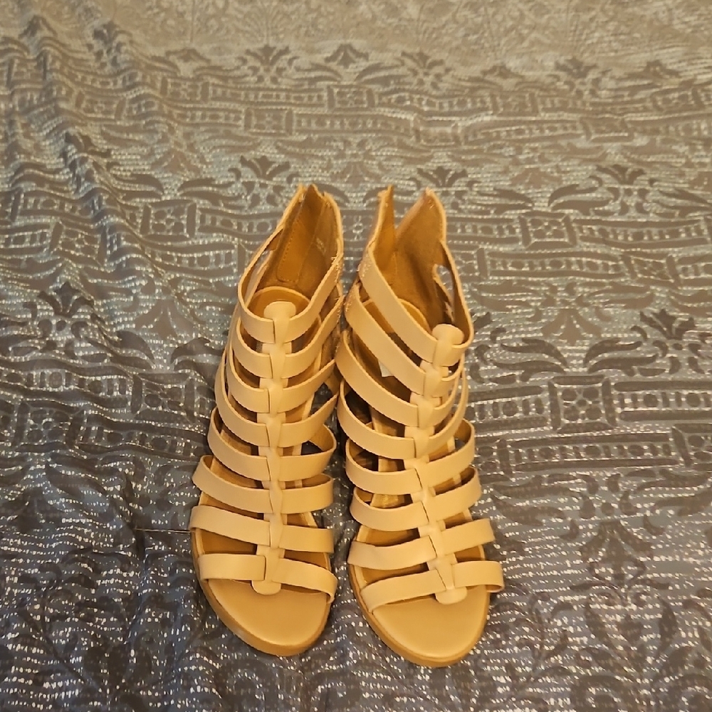 NWOB Dolce Vita Women's Tan Gladiator Sandals